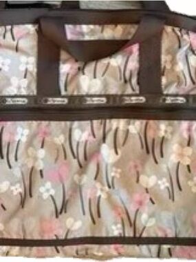 Le SportSac Weekender Floral Nylon
Duffle Bag Beige Pink Brown
Lightweight